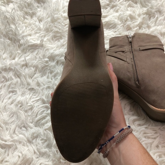 NWOT Banana Republic suede booties - Picture 4 of 4